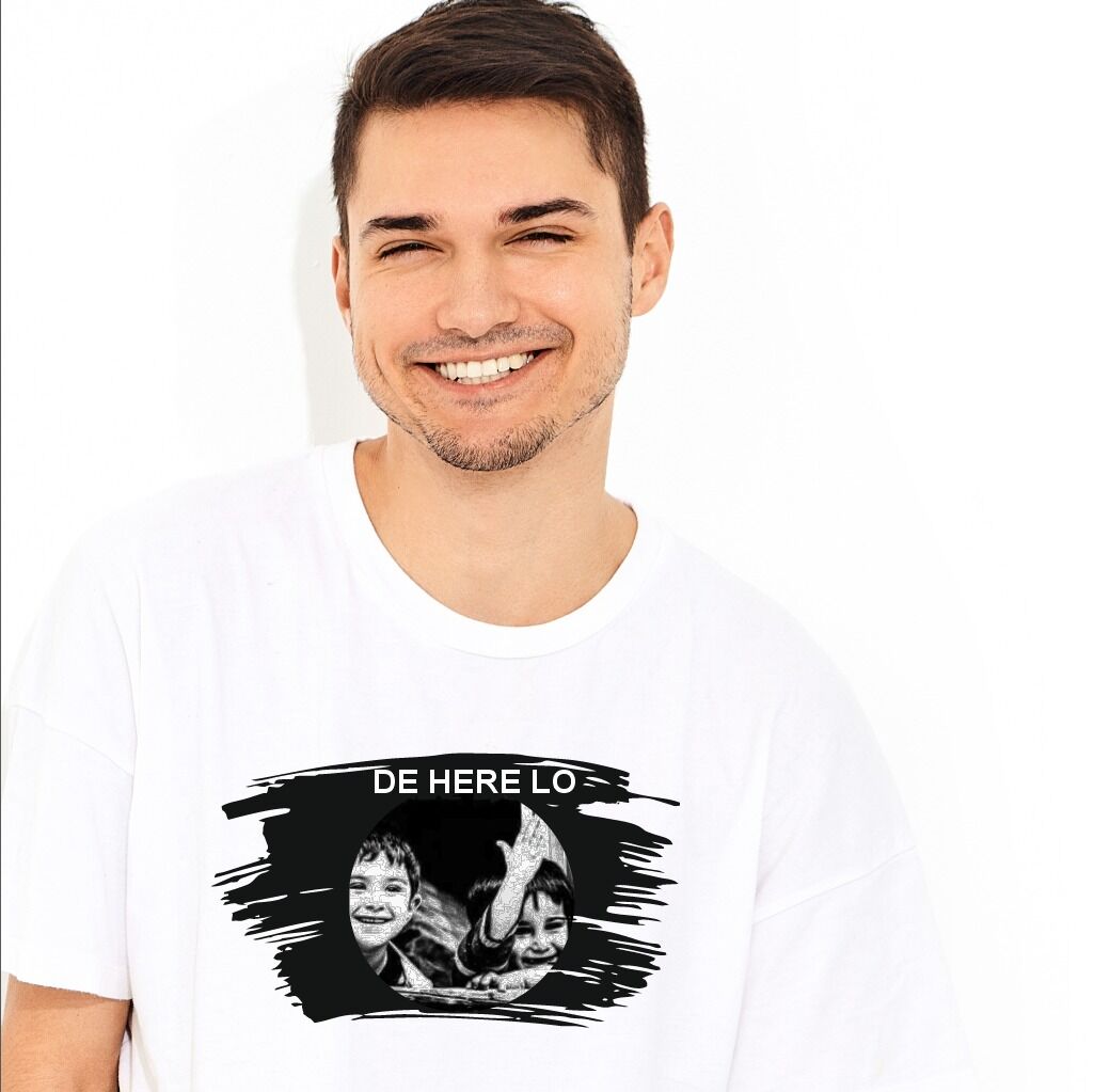 DE HERE LO BASKILI T-SHIRT